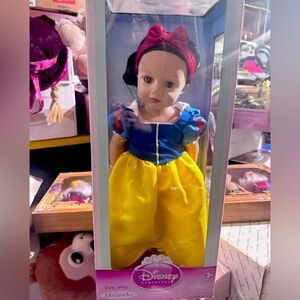 NEW Disney princess, Madame Alexander 18inch Snow White doll .   In box